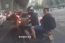 四川成都：摩托车拦停轿车 一分钟后 轿车司机满脸是血跑出来视频封面