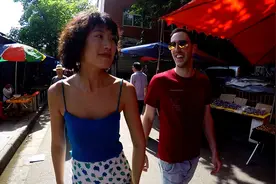 老外携美女西安赶集被围观，纯正陕西话折服当地人！视频封面