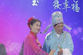 富锦市百姓春晚：夫妻俩对唱黄梅戏，真好听，越听越想听！视频封面