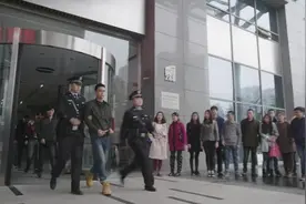霹雳火：王星在许静公司闹事，勇斗小混混，结果被警察逮捕视频封面