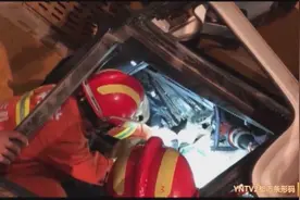 因操作不慎，压路机坠落，玻璃碎片洒落一地！驾驶员被卡车体下