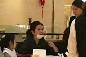 赵薇带女儿吃饭 小四月乖乖坐求点菜图片