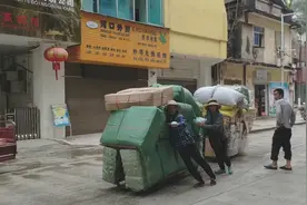 中越边境实拍越南人用自行车拉货 万万没想到装载能力能这么强