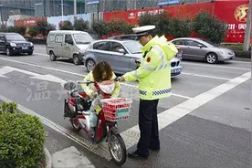电动车脚踏板变身“小座椅” 孩子歪着头睡觉图片