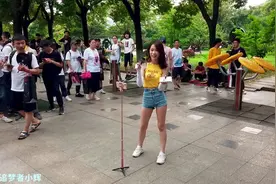 小辉参加斗鱼嘉年华，喜见冯提莫，主播一个个真俊，无美颜也好看