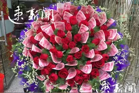 52张百元大钞+52朵玫瑰 泗洪小伙制作“土豪”鲜花送爱人图片