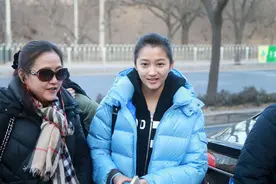 国民闺女北电复试遭围观 化身安洁西公主身穿紫色长裙美呆网友图片