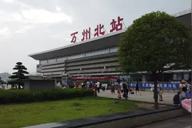 从巫山县到重庆市，我们在万州北站中转