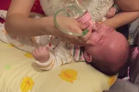 妈妈给严重鼻塞的宝宝吸鼻涕，宝宝生病了妈妈比他还难受！视频封面