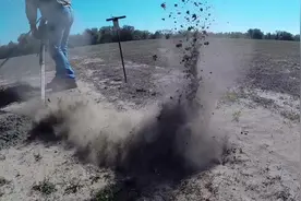 农场土拨鼠泛滥到处挖洞，农场主自制爆破神器将鼠窝连根拔起