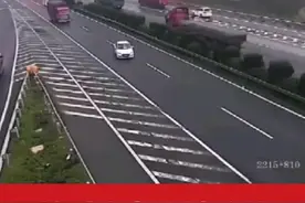 这辆白车的责任该怎么算？😡视频封面