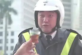 交警值班时间见到开车喝酒，自己也跟着喝高了