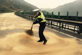一货车油箱爆了,温州高速交警忙清理图片