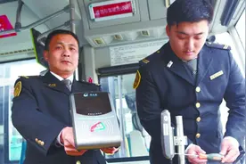 老年半价乘车卡社区就能办 3月起分批集中办卡图片