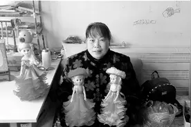 68岁老太手巧心美 自制100多个芭比娃娃送亲友图片