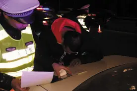 载老婆孩子酒驾回瓦房店松树镇 遇检查欲独自逃图片