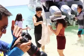 Mike顺手扶着Aom，贴心为老婆拿衣服，好顺手，开启撩妻模式视频封面
