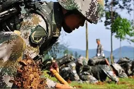万能“神器”工兵铲：煎鸡蛋 削脑袋图片