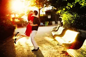 摄影师镜头下的唯美情侣照图片