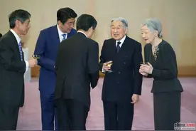 日本天皇夫妇设茶话会款待安倍等政府官员（组图)图片