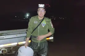 抓螃蟹时间很重要，半夜才是最佳机会，今天抓的螃蟹个头真大