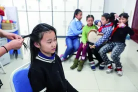 那段天真的童年 老师编织着麻花辫图片