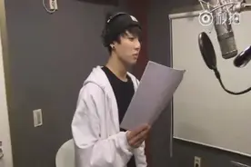 防弹少年团录音中文版男子汉，田柾国边唱歌词边笑