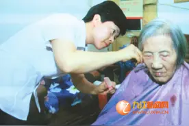 照顾残疾婆婆 热心公益事业 占爱华：贤妻良母好儿媳图片