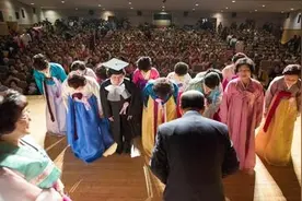 高龄奶奶小学毕业看哭学渣们 以优异成绩毕业获得奖状图片