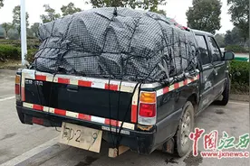 奇葩！号牌丢失后竟然自制木板号牌上路图片