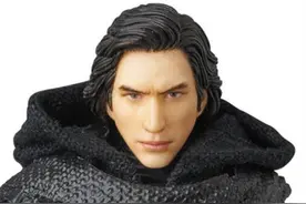 《星战7》新款凯洛·伦可动周边露真容 双头雕黑武士头盔 日本限定发售图片