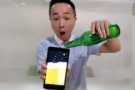 酒桌上表演手机喝啤酒魔术，原来耍酷可以这么简单