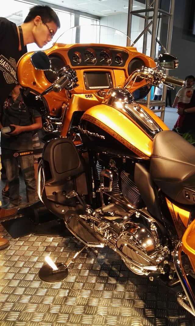 哈雷大滑翔摩托车多少钱一台,霸气亮骚的土豪金哈雷"旗舰滑翔",旅行
