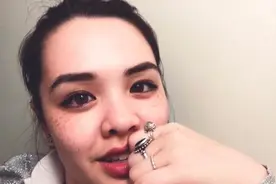 钟丽缇19岁大女儿近照，满脸雀斑，网友：像30岁大嘴太丑！视频封面