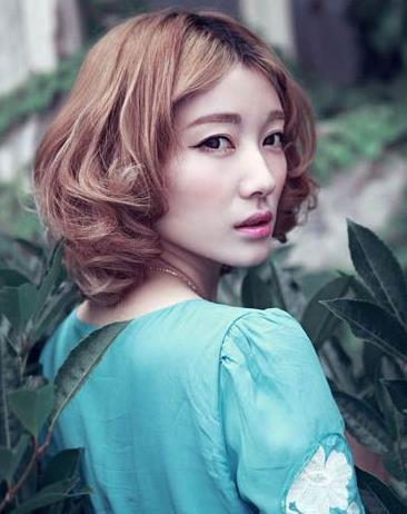 这款韩式短发发型可是很受椭圆脸mm们的青睐哦,内蓬松设计的斜刘海短