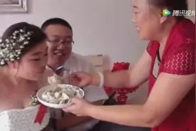 婆婆给新娘喂生饺子问媳妇生不生 生几个 郎的回答全场笑崩了！