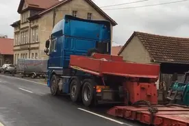 实拍：卡车车头与半挂车厢是如何连接的？