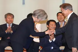 为了她，文在寅不惜和国会闹翻甚至打破韩国外长任命“惯例”视频封面