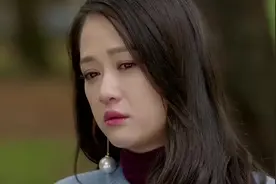 女孩被前男友抛弃，呆坐在长椅上哭泣回想起曾经，看的真让人泪目视频封面