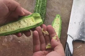 苦瓜去籽不用手抠，用家里的这几样餐具就可以，方便快捷视频封面