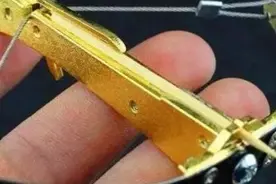 粤语新闻播报：牙签弩威力大，家长别让孩子乱玩，能射进石膏板视频封面