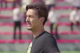 少年足球：队员们通过门将边前卫配合，一中进了关键一球拿下比赛视频封面