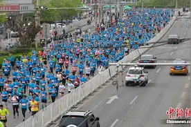 两万跑友参与2017“北京跑” 跑者：比赛更像一种享受图片