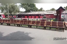 国旗护卫队原来是住在这里、天安门城楼后面、视频封面