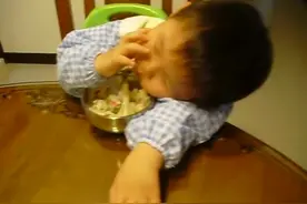 萌宝宝一边吃饭一边睡觉，睡觉吃饭竟然可以瞬间切换！
