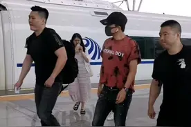 #张杰 好幸运回上海竟然和杰哥同一趟高铁🚄😄😄😄😄视频封面