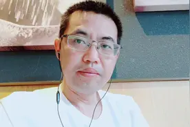 马哥喝完星巴克咖啡，吃着肯德基冰淇淋去看朋友，在工地为啥埋怨