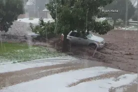暴雨引发洪水一路冲走多辆汽车，老司机也无可奈何视频封面