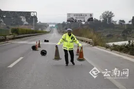 云鸡石通建交巡警积极应对寒潮 确保道路安全畅通图片