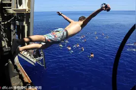 美国海军士兵军舰上大玩高空跳水图片